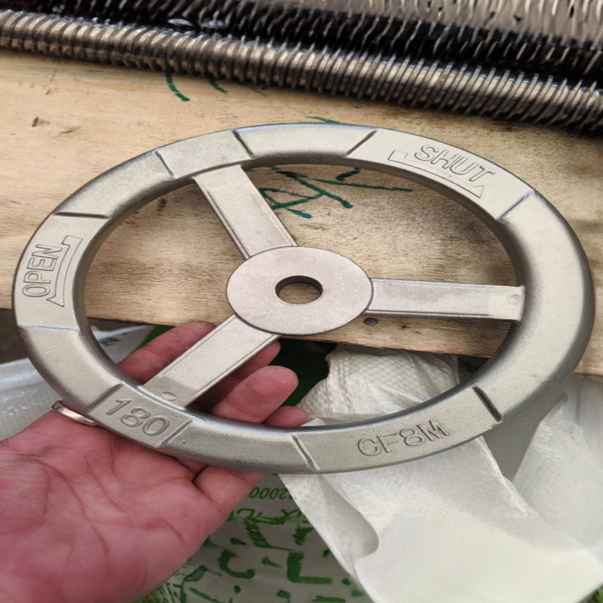 Image of a hand wheel with specifications and direction arrow to open and close.